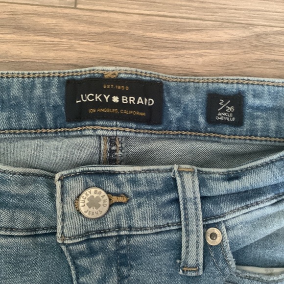 Lucky Brand Skinny Jeans! Size 2! Color Blue!🌷 - Picture 2 of 2